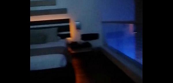  Vamos por primera vez a un motel muy elegante y follamos en el jacuzzi